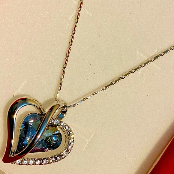 Beautiful heart necklace with gift box - Picture 2 of 2